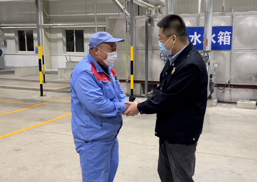 丁木董事长看望华达、华新公司在岗员工.jpg